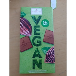 veganes Kakaoerzeugnis mit Hafersrunkpulver und Mandeln